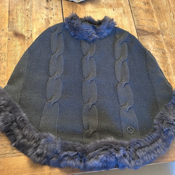 Armani Jeans Woven Acrylic poncho with rabbit fur trim - Picture 1 of 6